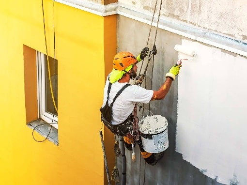 pintor pintando fachada del colegio