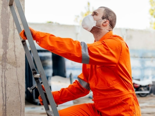 trabajador con uniforme protector