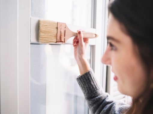 mujer pintando puerta