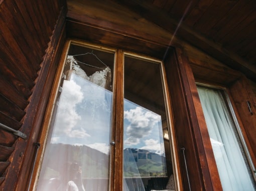 ventanas barnizadas de oscuro